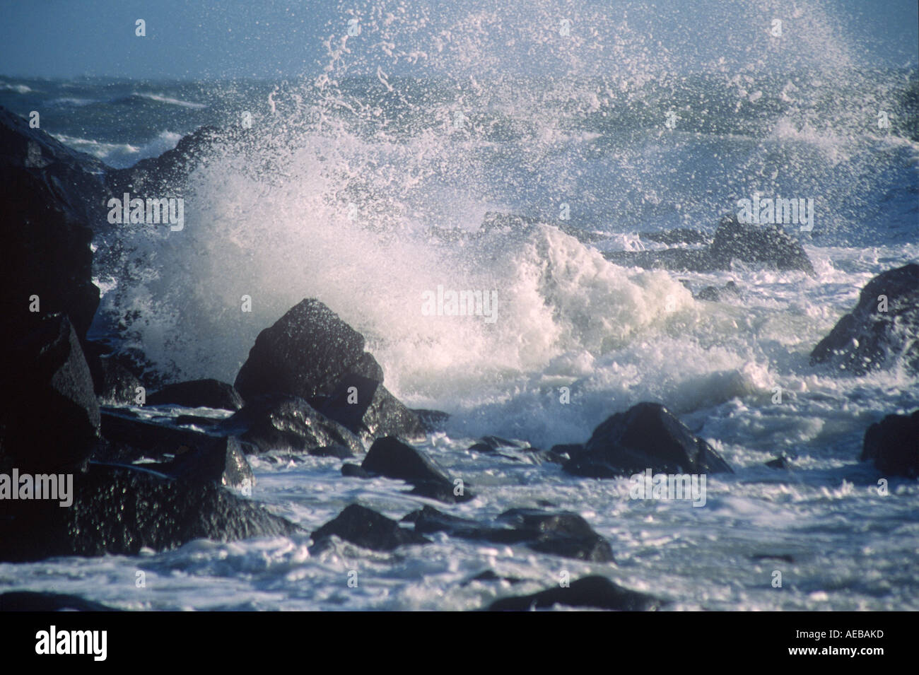 Rocce e dirupi in mare tempestoso Porth Ysgo Lleyn Peninsula North West Wales Foto Stock