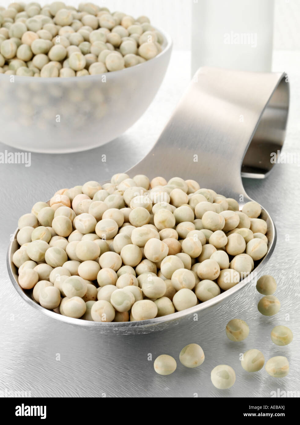 Cucchiaio di essiccato di piselli da giardino Foto Stock
