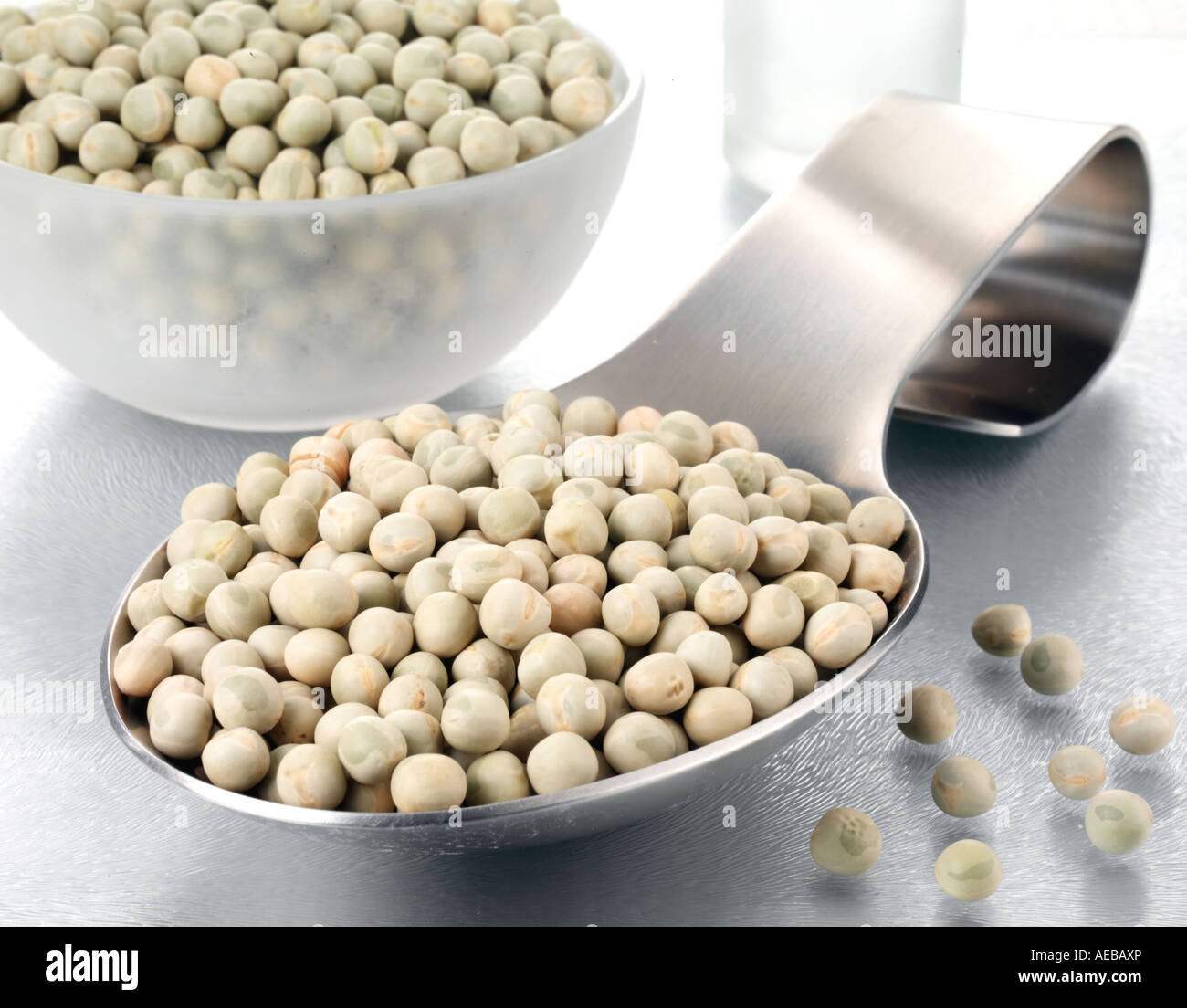 Cucchiaio di essiccato di piselli da giardino Foto Stock