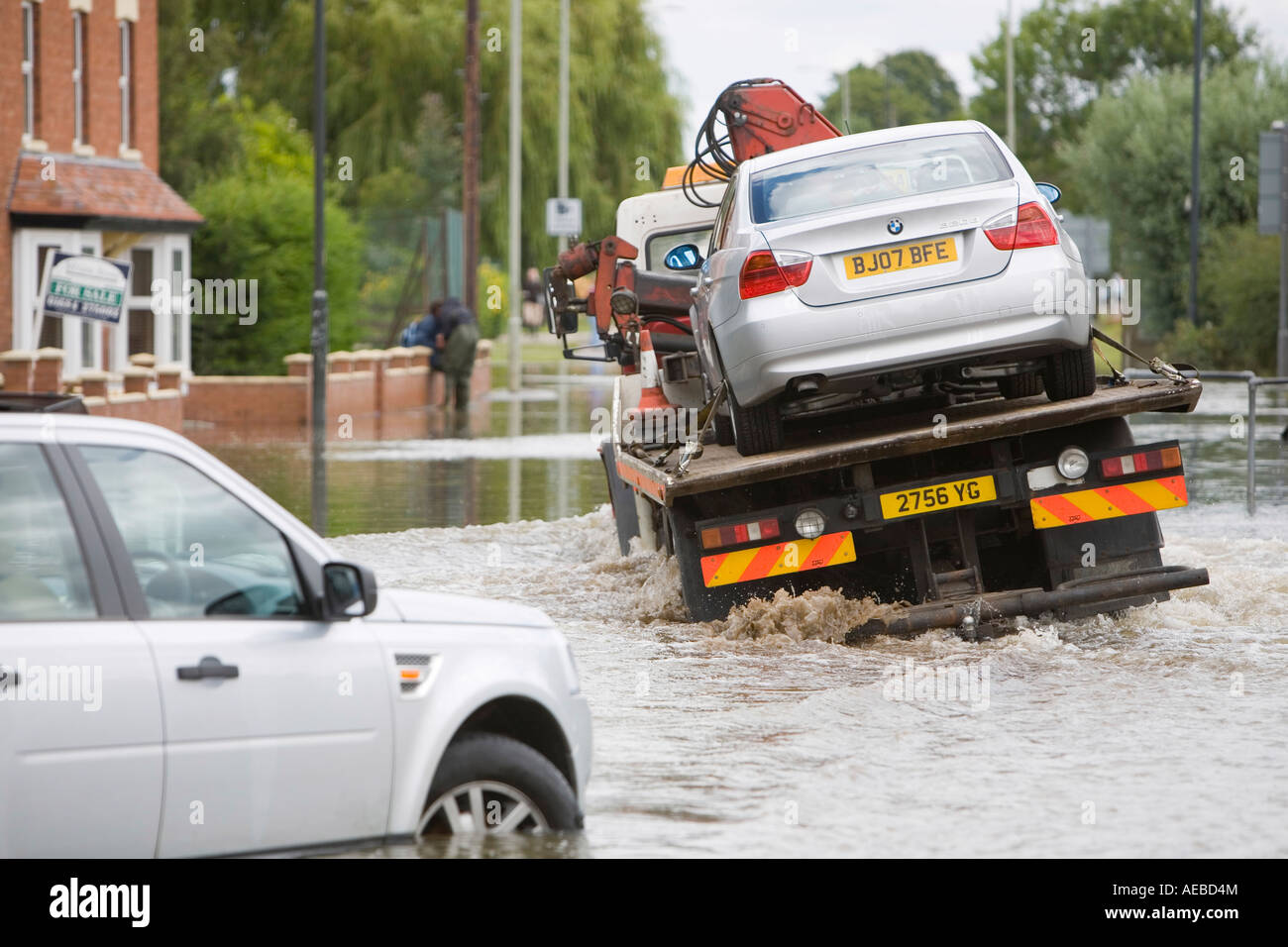 L'allontanamento di una vettura allagata a Tewkesbury Foto Stock