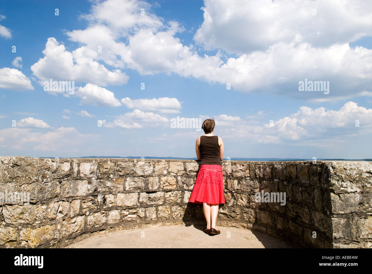 Unico giovane femmina guardando dal castello si affacciano, Kallmuenz, Germania Foto Stock