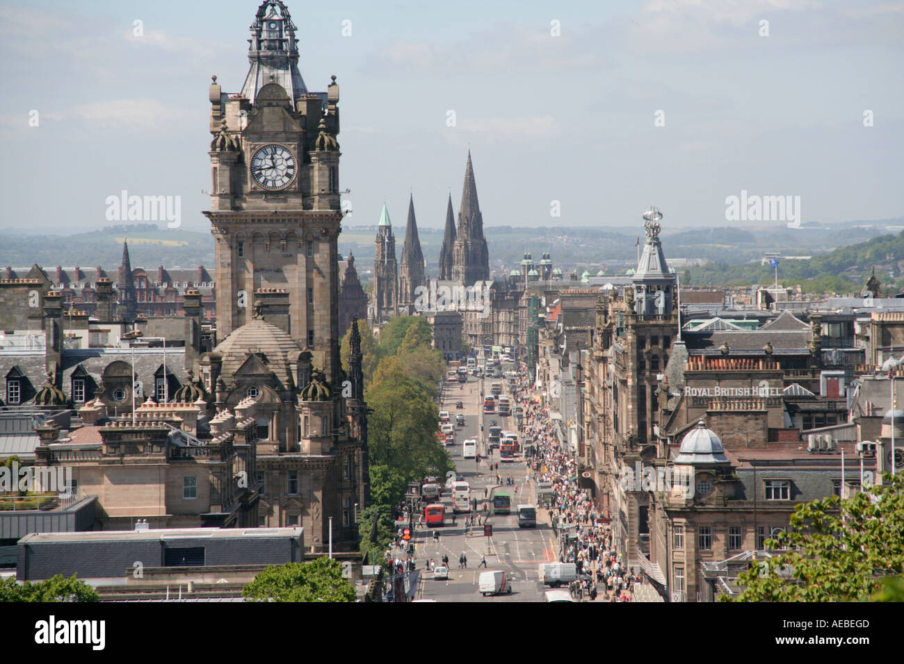 Balmoral Hotel clock tower vista verso Princes street edinburgh Scotland Regno unito Gb Foto Stock