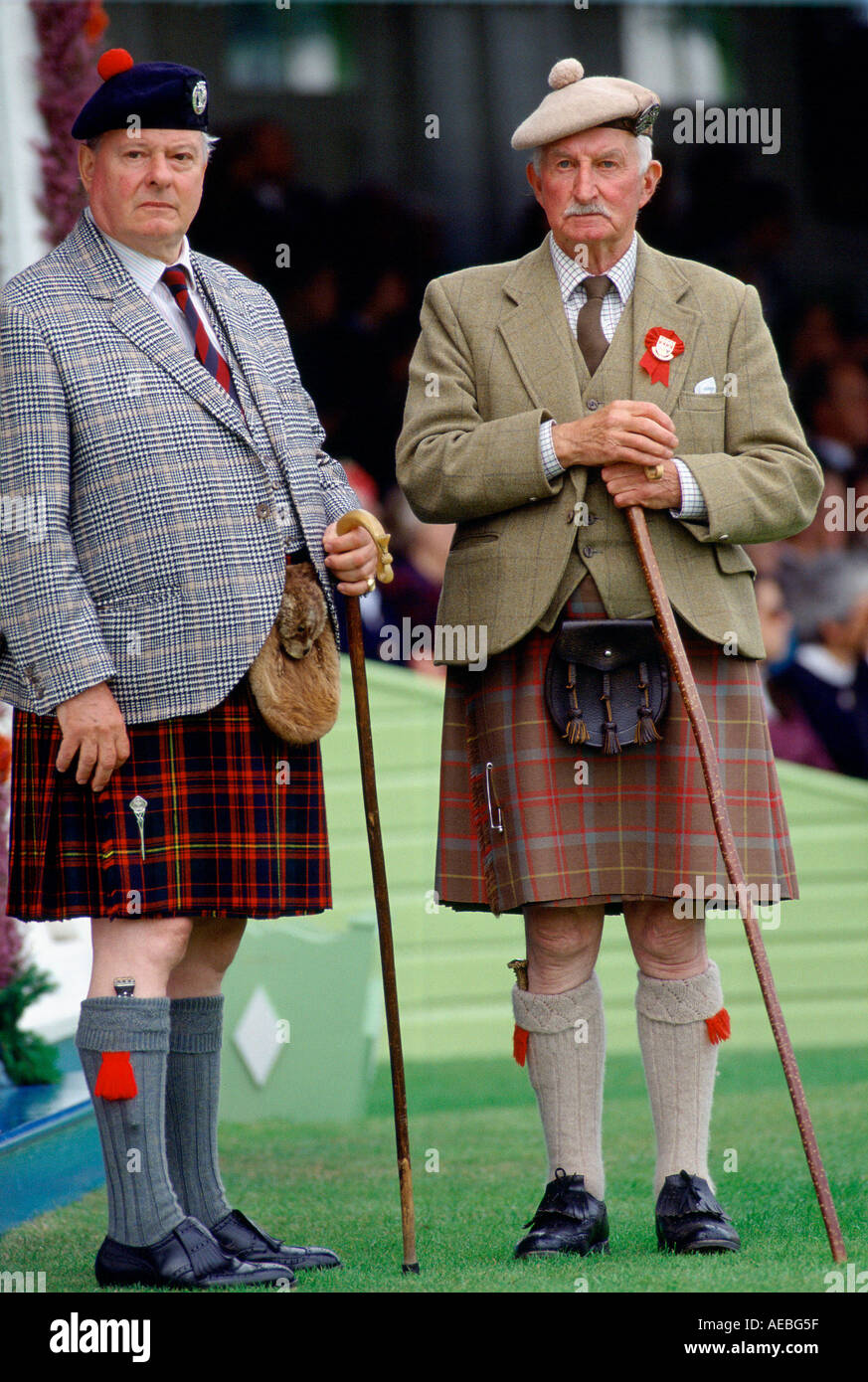 Scotsmen tradizionale con tartan kilts e sporrans a Braemar giochi un'Highland gathering Scozia Foto Stock