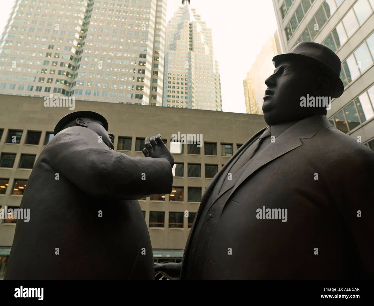 Canada Ontario Toronto distretto finanziario di notte scultura in bronzo di William McElcheran incontro due uomini di affari bumping int Foto Stock