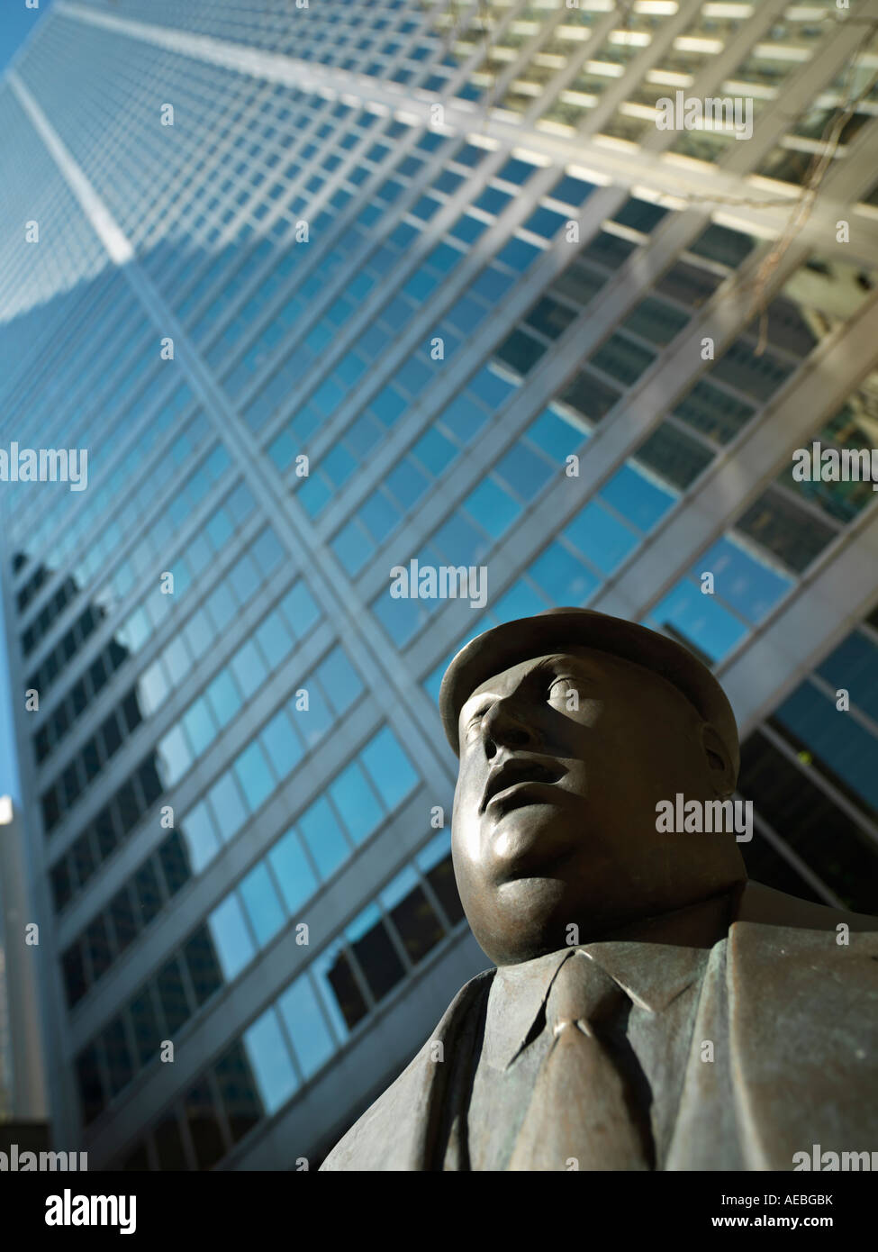 Canada Ontario Toronto scultura in bronzo di William McElcheran incontro a basso angolo di visione del business man ed il grattacielo Foto Stock