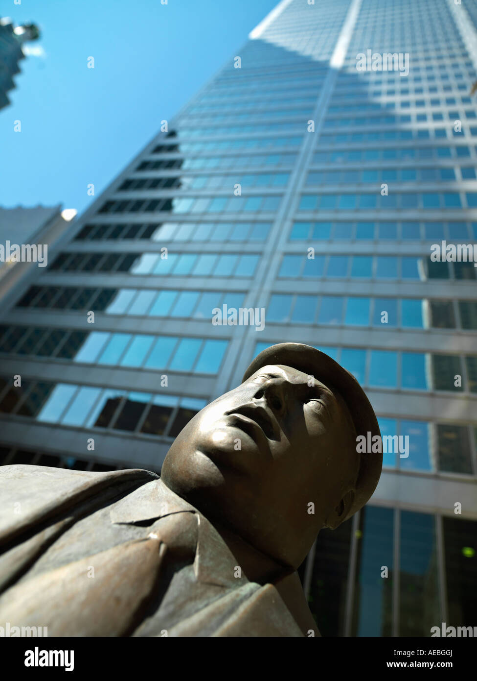 Canada Ontario Toronto financial district scultura in bronzo di William McElcheran incontro uomo d'affari alla ricerca fino al traino di office Foto Stock