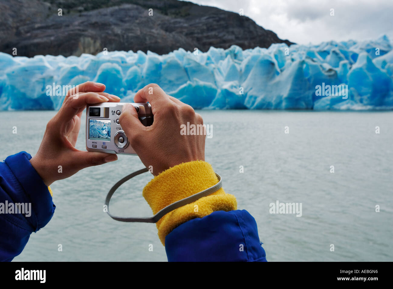 Turistica prendendo le foto di grigio Glaciar Parco Nazionale Torres del Paine Cile Foto Stock