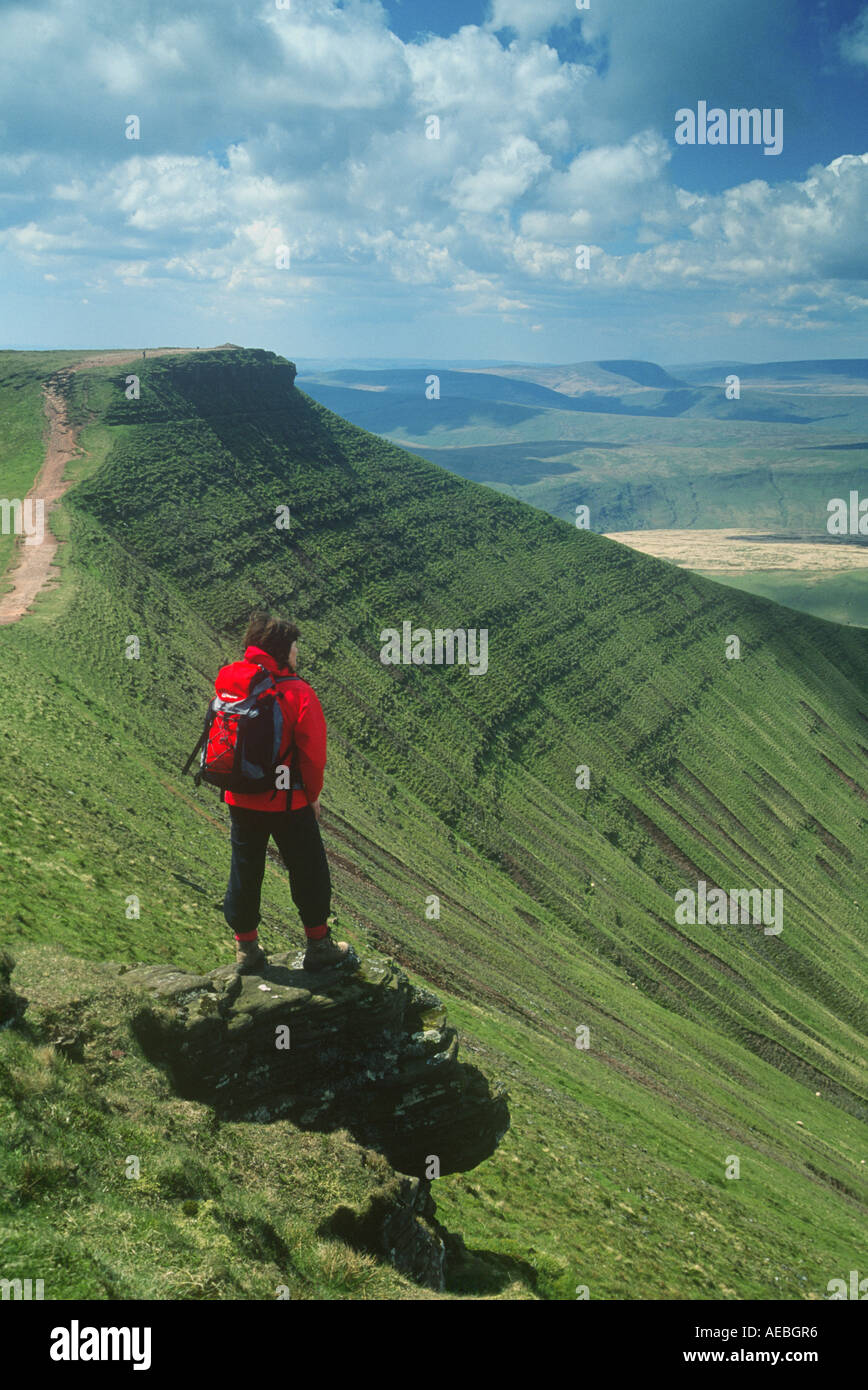 Walker Pen y Fan da mais Du Brecon Beacons il Galles Centrale Foto Stock