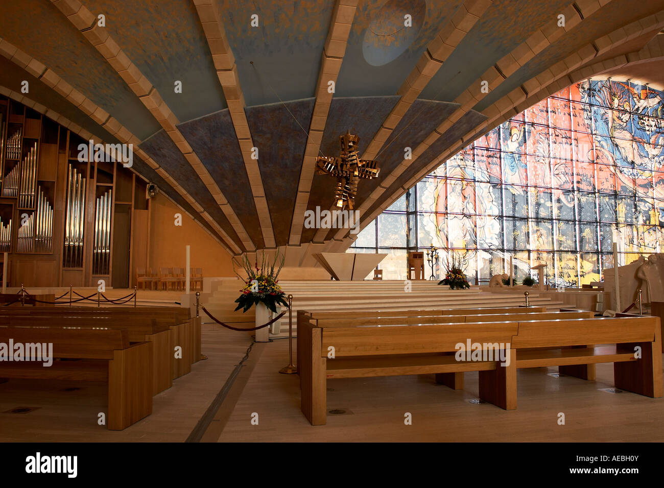 Interno Chiesa Padre Pio San Giovanni Rotondo Interno della chiesa di Padre Pio, San Giovanni Rotondo Foto stock - Alamy