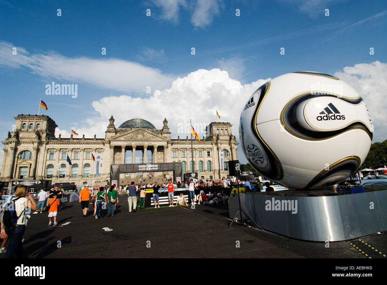 Grande calcio Adidas nel mondo del calcio di fronte il palazzo del Reichstag durante la Word Cup 2006 a Berlino Germania Foto Stock