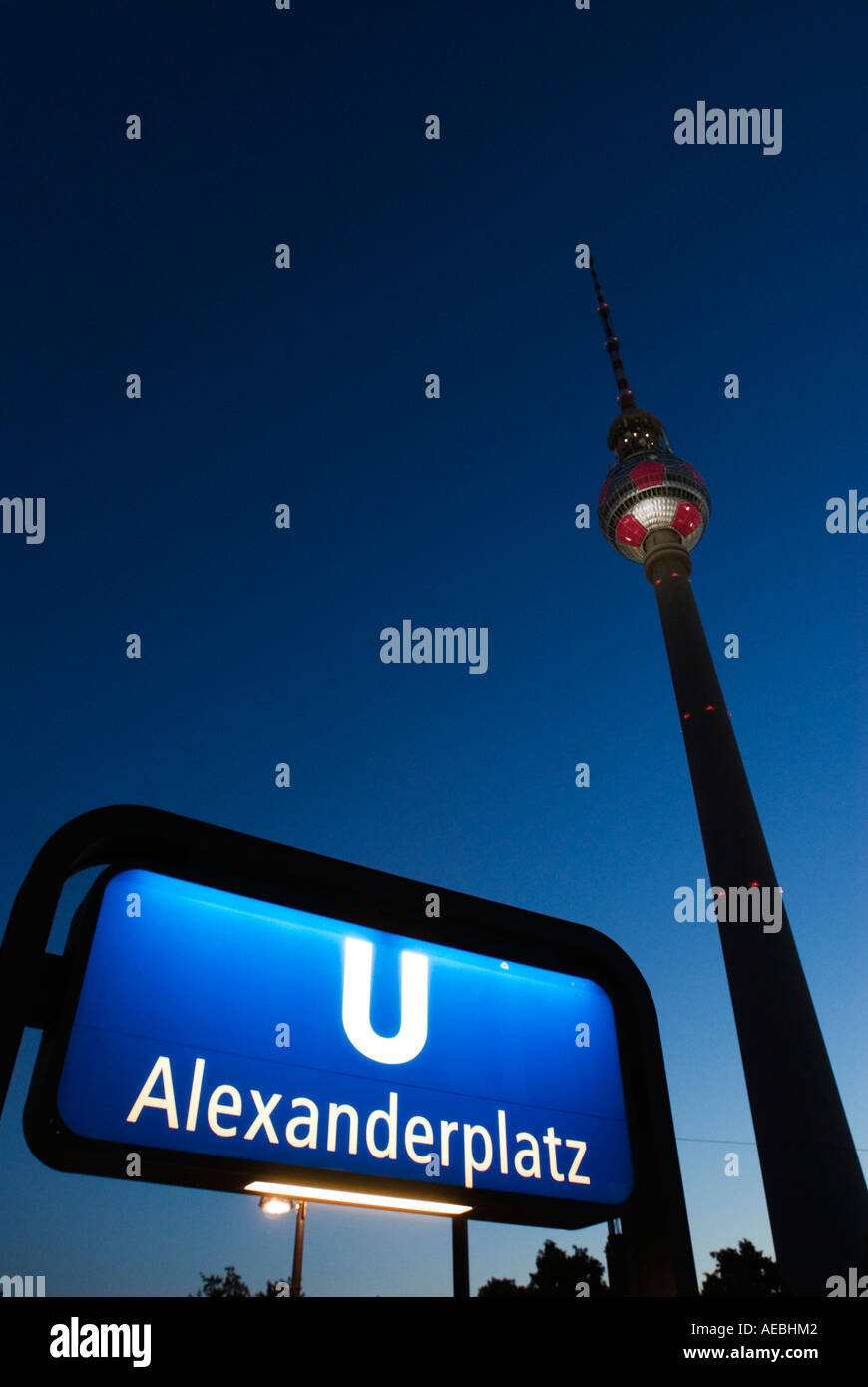 La torre della televisione o Fernsehturm e l'entrata della metropolitana di notte Alexanderplatz Berlino Germania 2006 Foto Stock