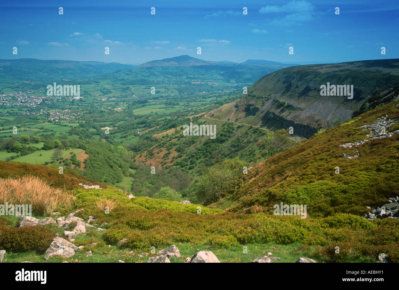 Sugal Focaccia e Skirrid montagne dalla scarpata Llangattock Brecon Beacons il Galles Centrale Foto Stock