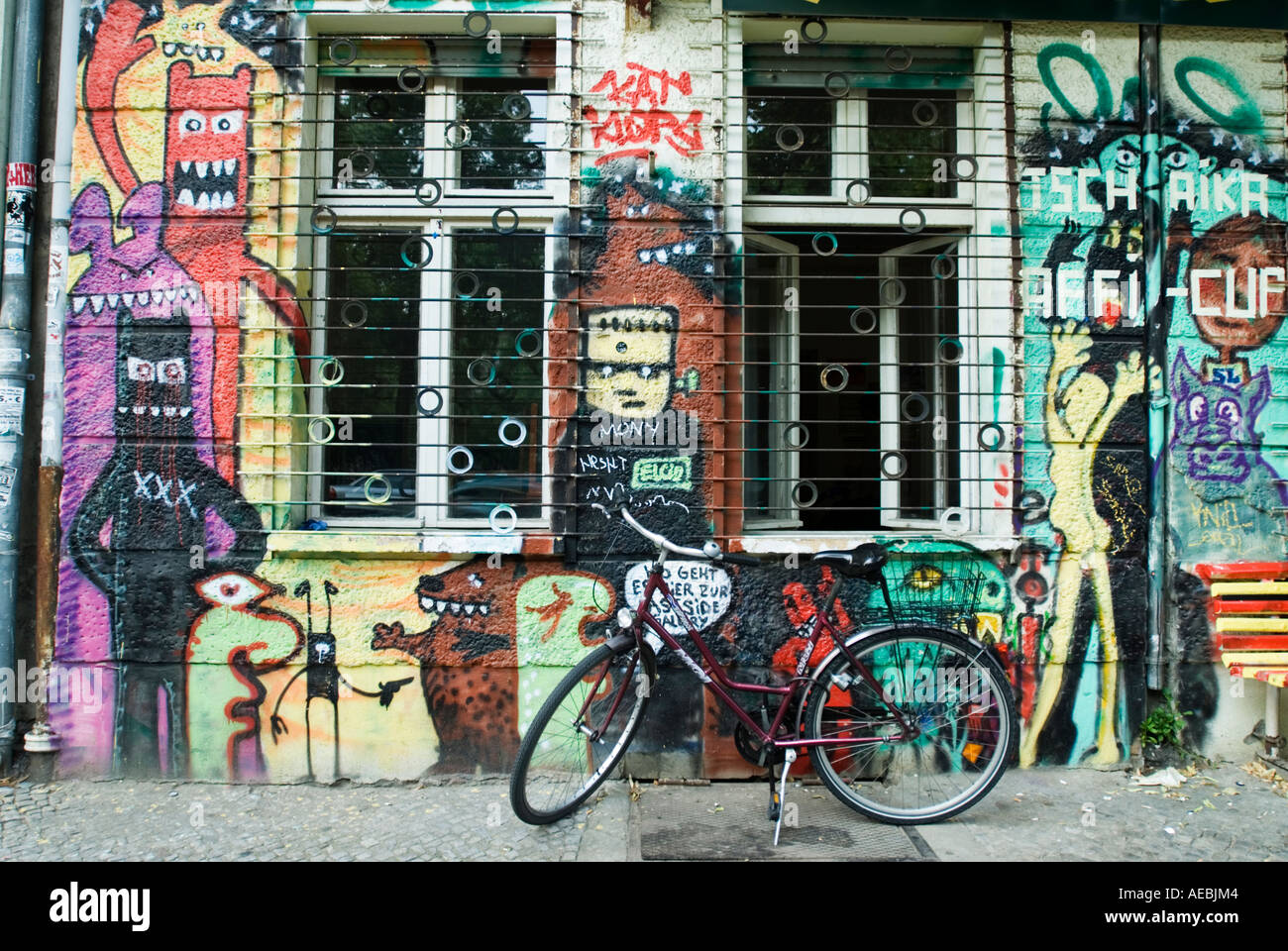 Edificio coperto di graffiti in bohemien quartiere Friedrichshain di Berlino Germania Foto Stock