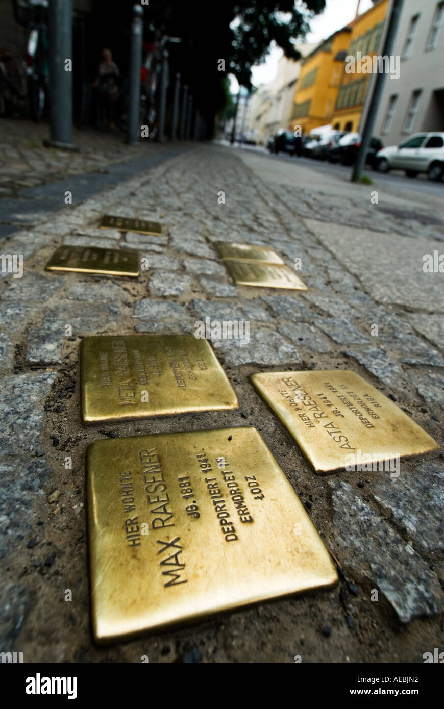 Golden ciottoli sulla strada di Scheunenviertel commemorare gli ebrei uccisi nei campi di concentramento nella Seconda Guerra Mondiale Berlino Foto Stock