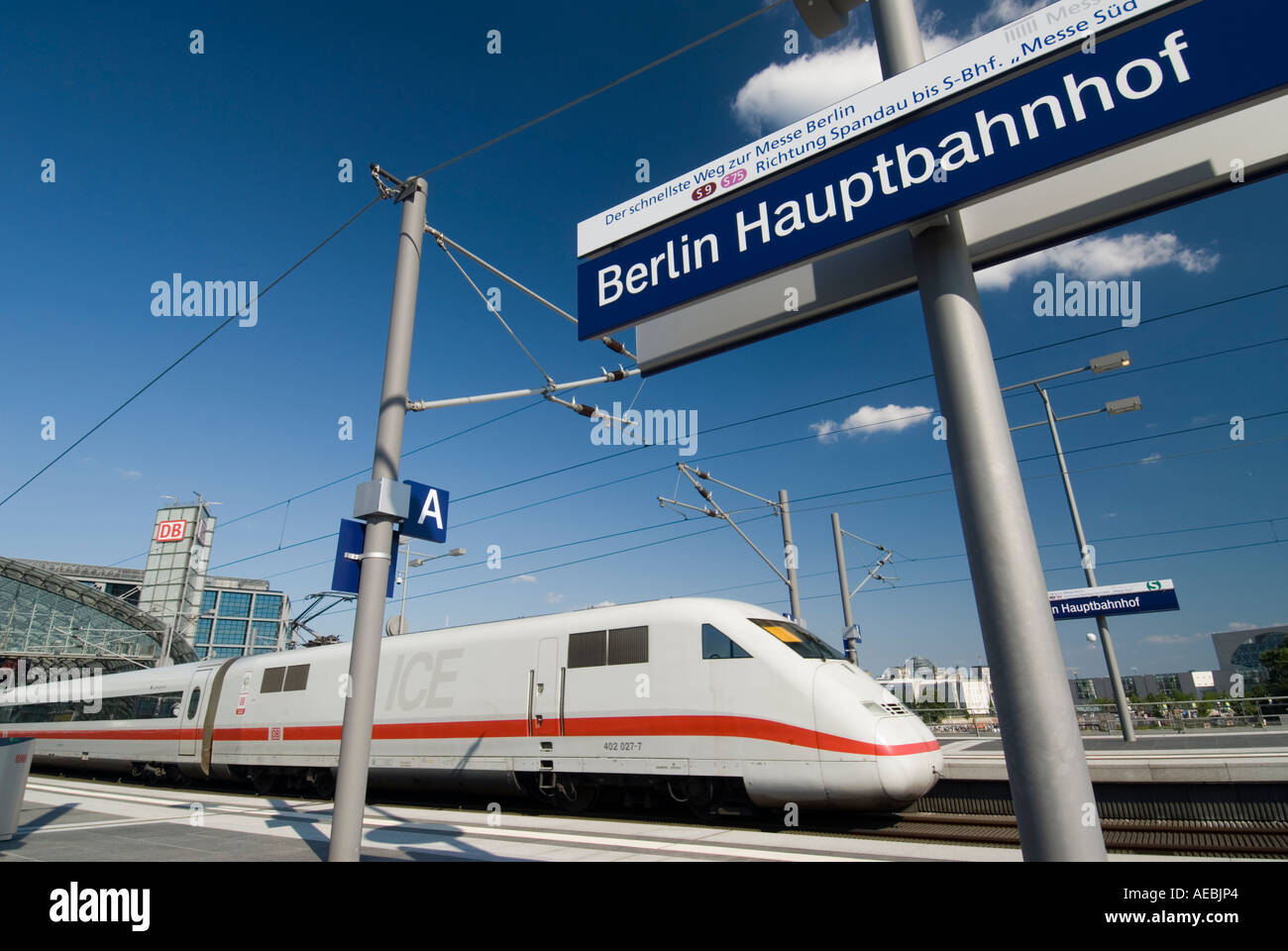 IC Intercity il treno ad alta velocità presso la piattaforma alla nuova Hauptbahnhof stazione ferroviaria di Berlino Germania 2006 Foto Stock