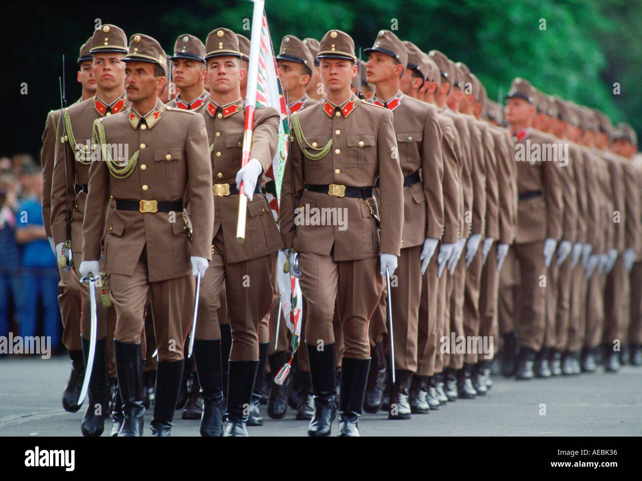 Esercito di soldati che marciano su parade di Budapest Ungheria Foto Stock