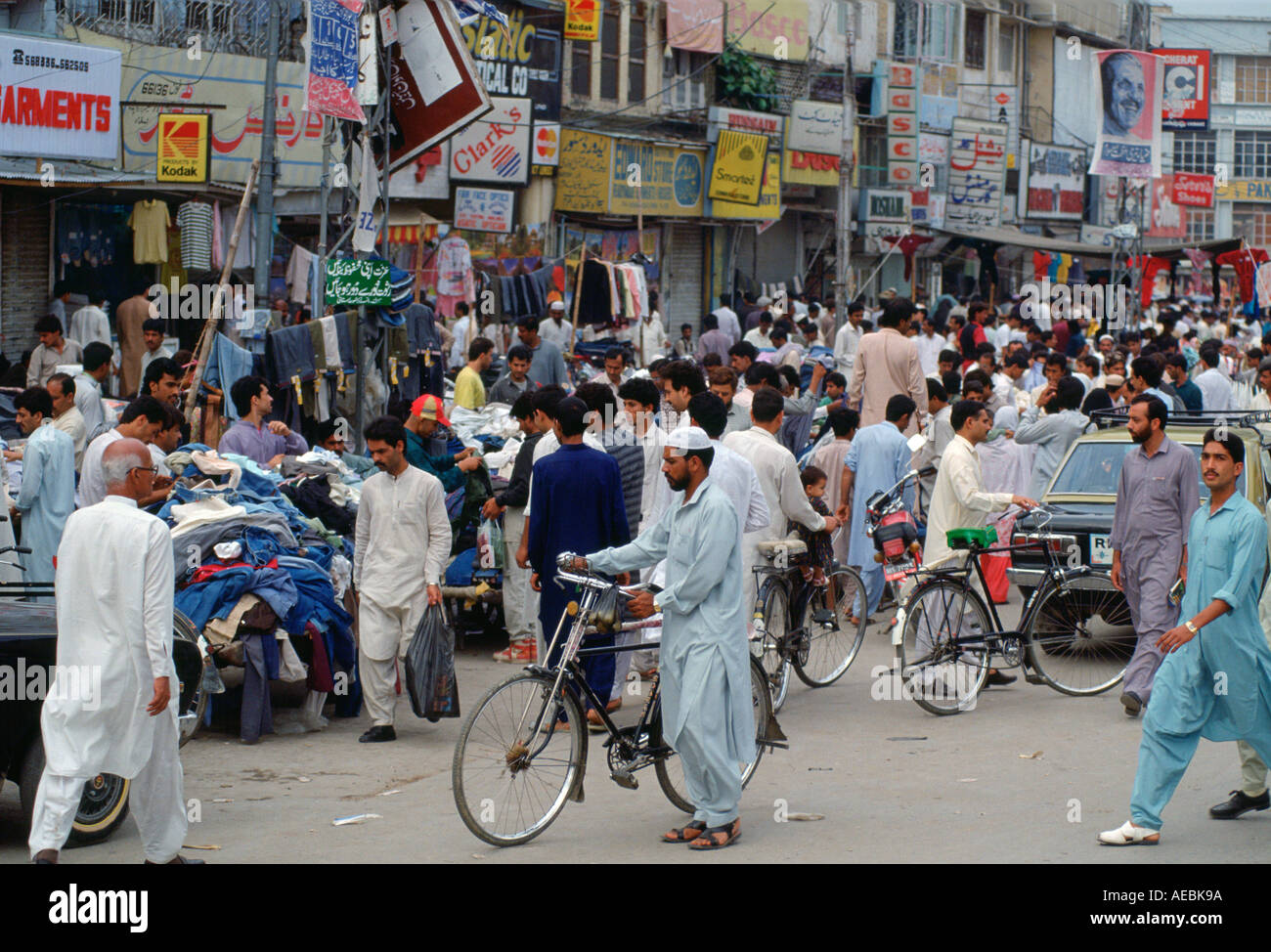 Strada trafficata scena Pakistan Foto Stock
