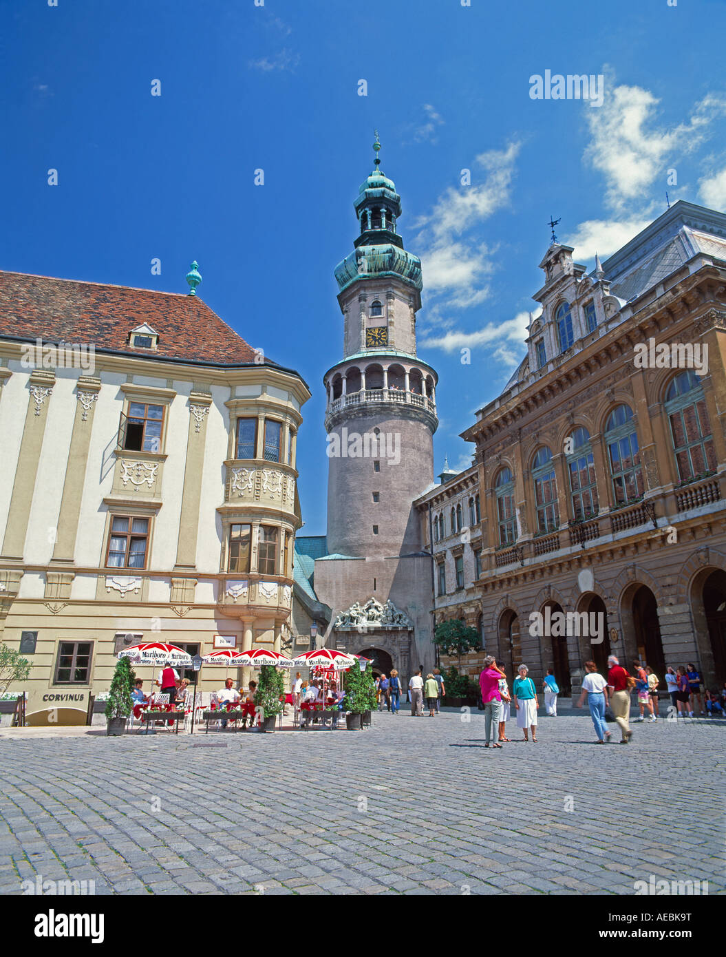 Ungheria Sopron attraverso Fo Ter town square per la Torre del Fuoco Foto Stock