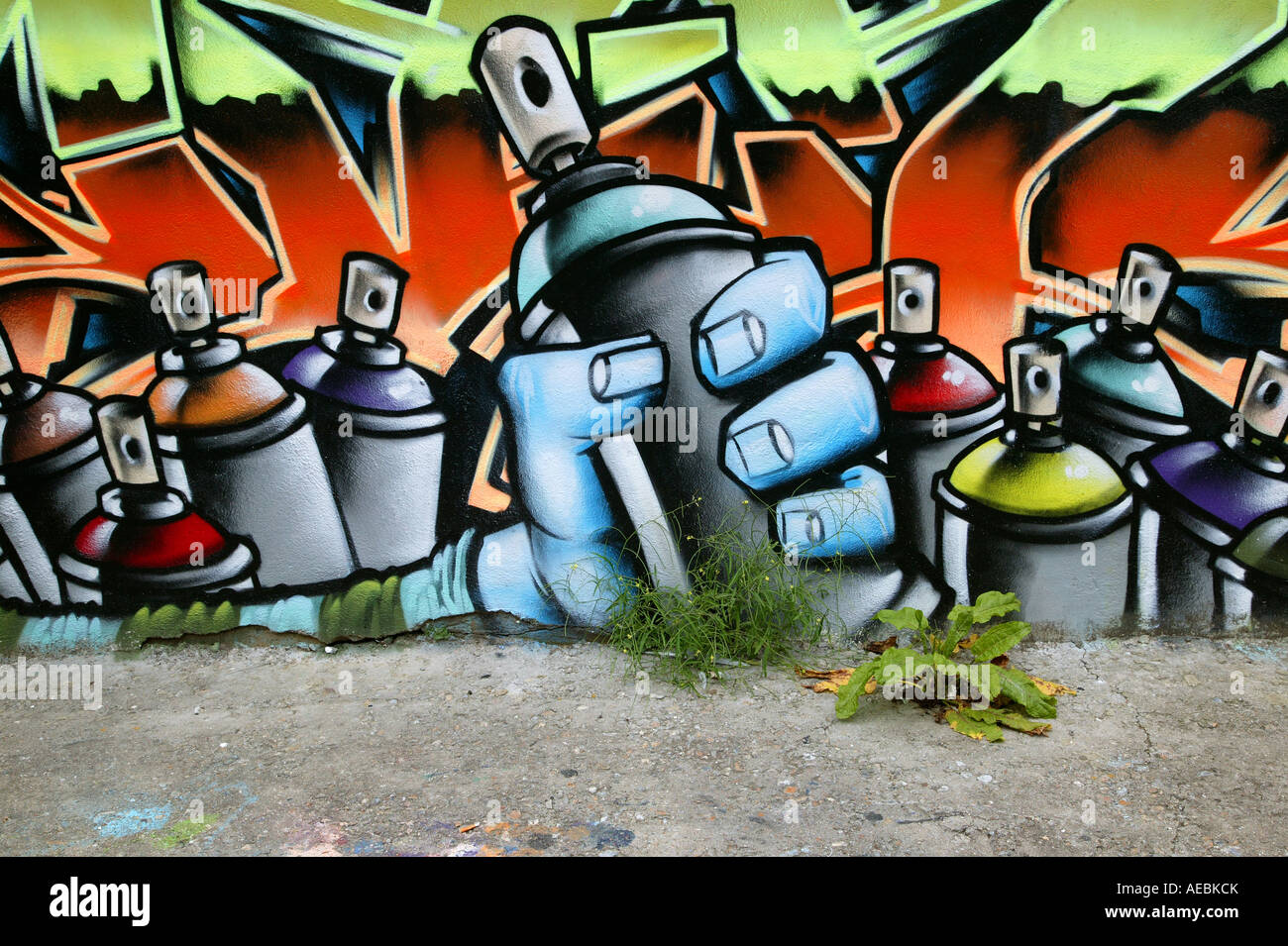 Graffiti spray può immagine su una parete di pubblico Foto Stock