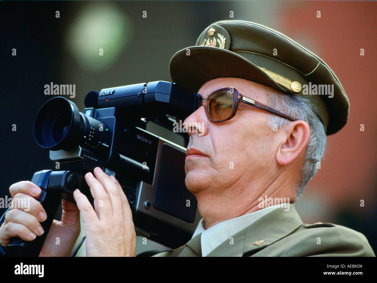 Ufficiale dell'esercito VIP film visita a Siviglia in Spagna usando un Sony telecamera video Foto Stock