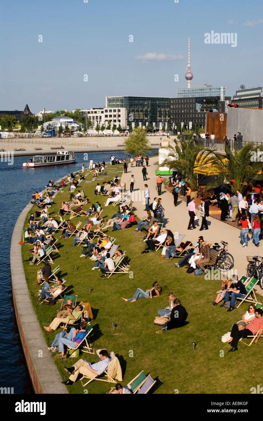 Le persone sedute accanto al fiume Spree promenade sulla risistemazione riverbank centrale di Berlino Germania 2006 Foto Stock