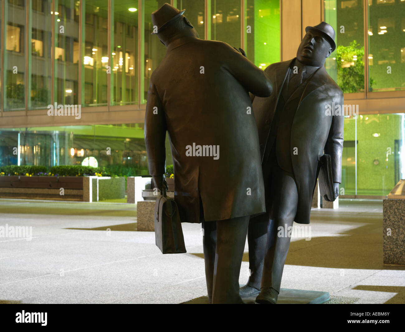 Canada Ontario Toronto scultura in bronzo di William McElcheran incontro due uomini di affari sbattere contro ogni altro Foto Stock