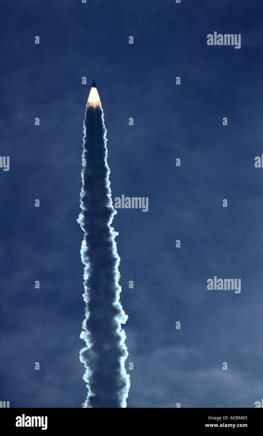 Un Lockheed Martin Titan IV spazio ascensori booster un satellite in orbita polare da Vandenberg AFB in California Foto Stock