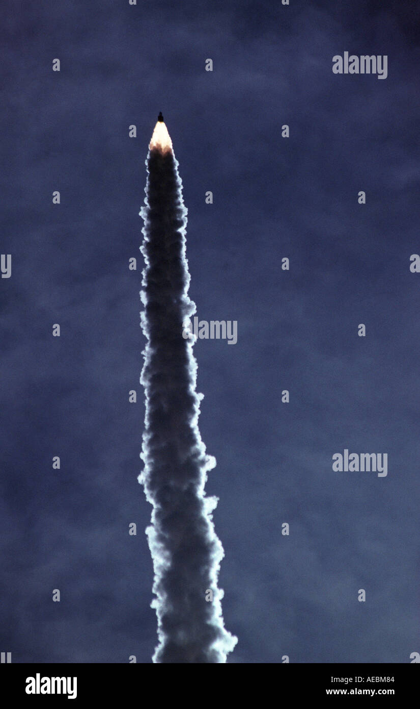 Un Lockheed Martin Titan IV spazio ascensori booster un satellite in orbita polare da Vandenberg AFB in California Foto Stock