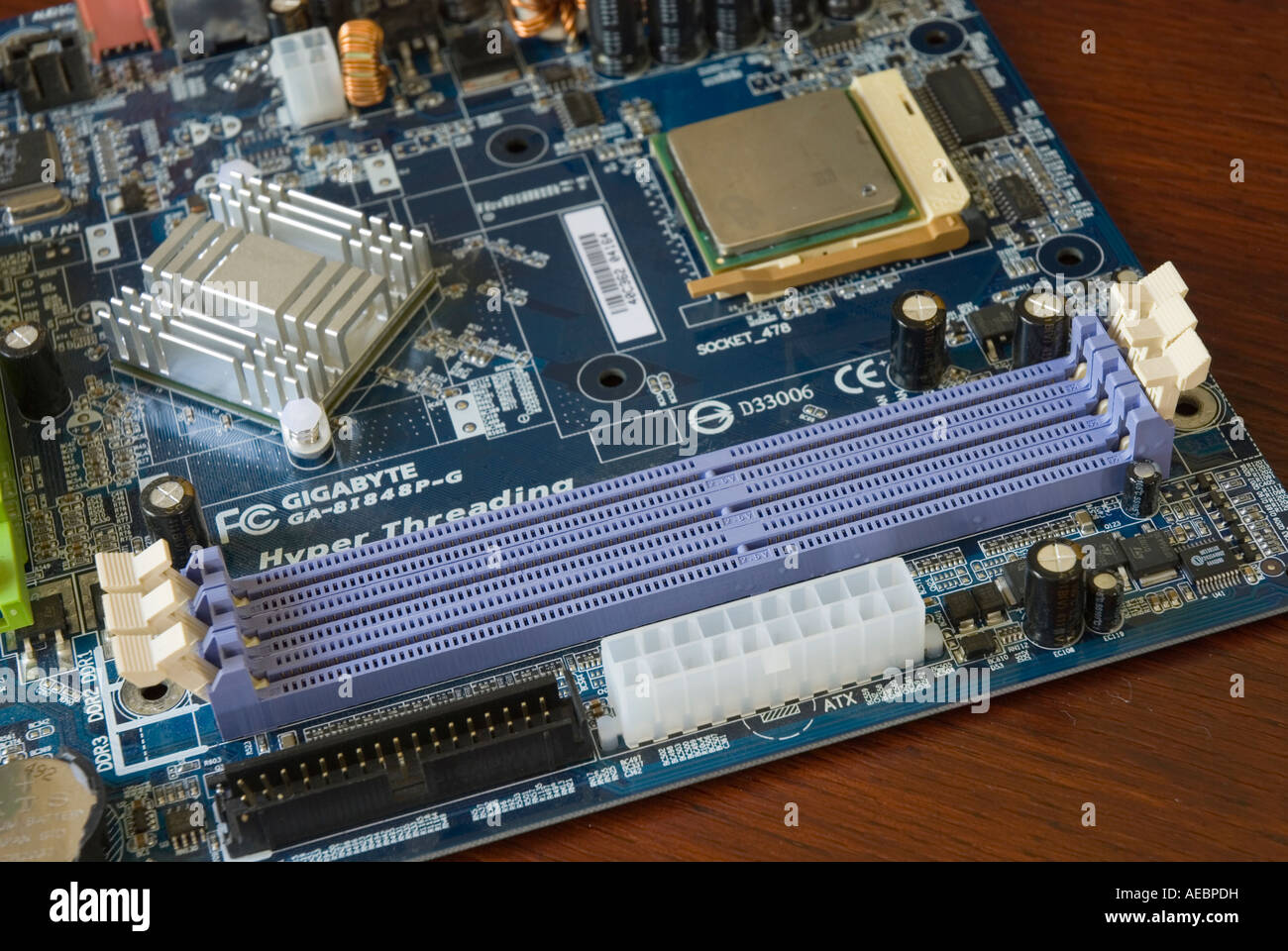 La scheda madre del computer con prese di ram Foto Stock