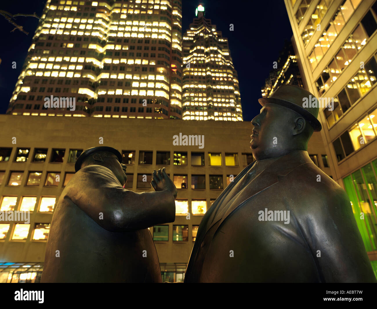 Canada Ontario Toronto distretto finanziario di notte scultura in bronzo di William McElcheran incontro due uomini di affari bumping int Foto Stock