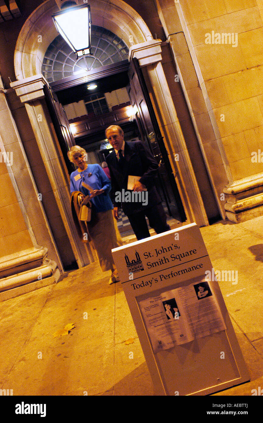 Le persone lasciano un concerto di musica classica in St John s Smith Square Londra Novembre 2005 Foto Stock