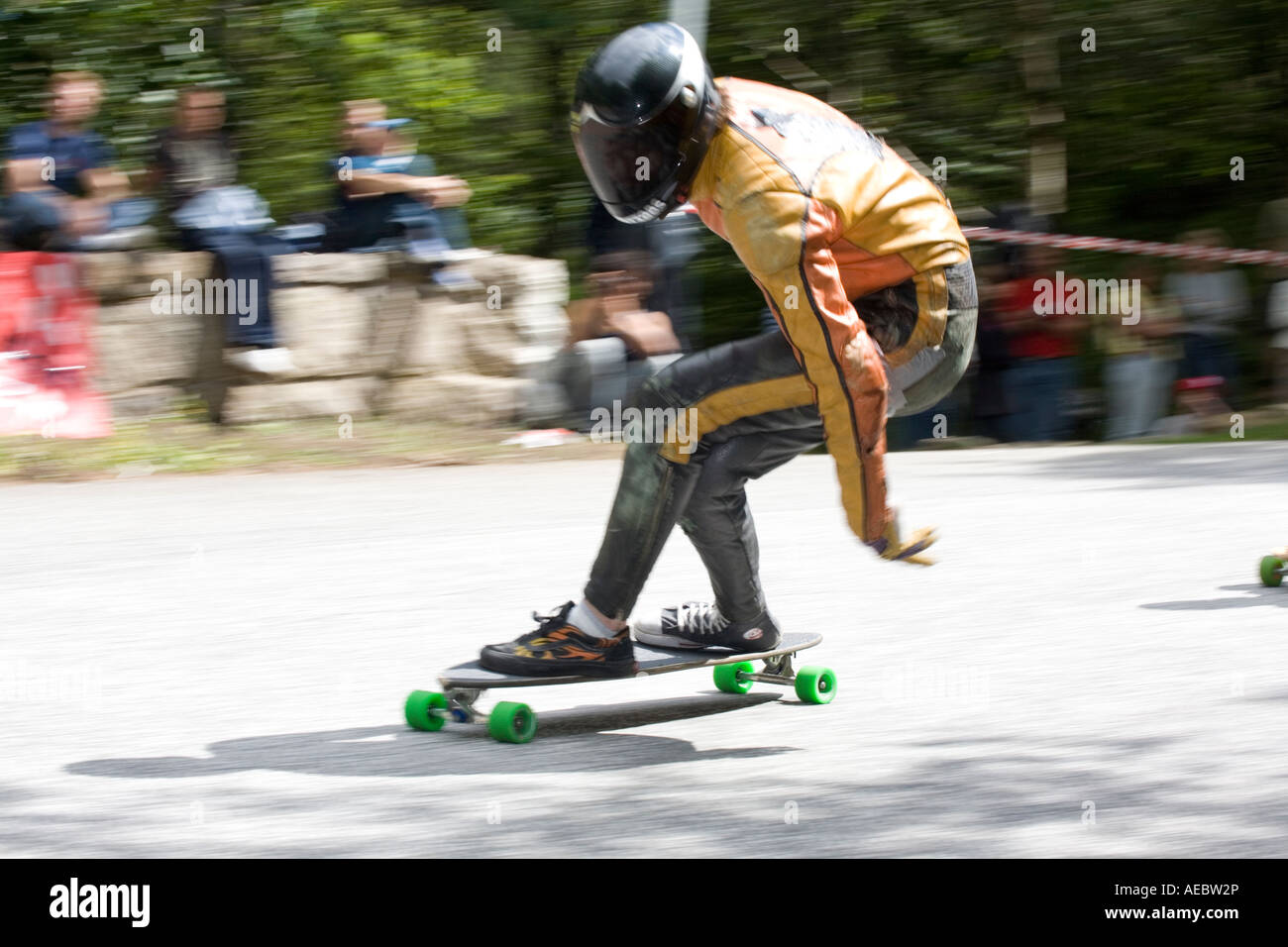 Giovane uomo in piena velocità in discesa Longboard Skateboard concorrenza sul Parco Ramberget Göteborg Svezia Foto Stock