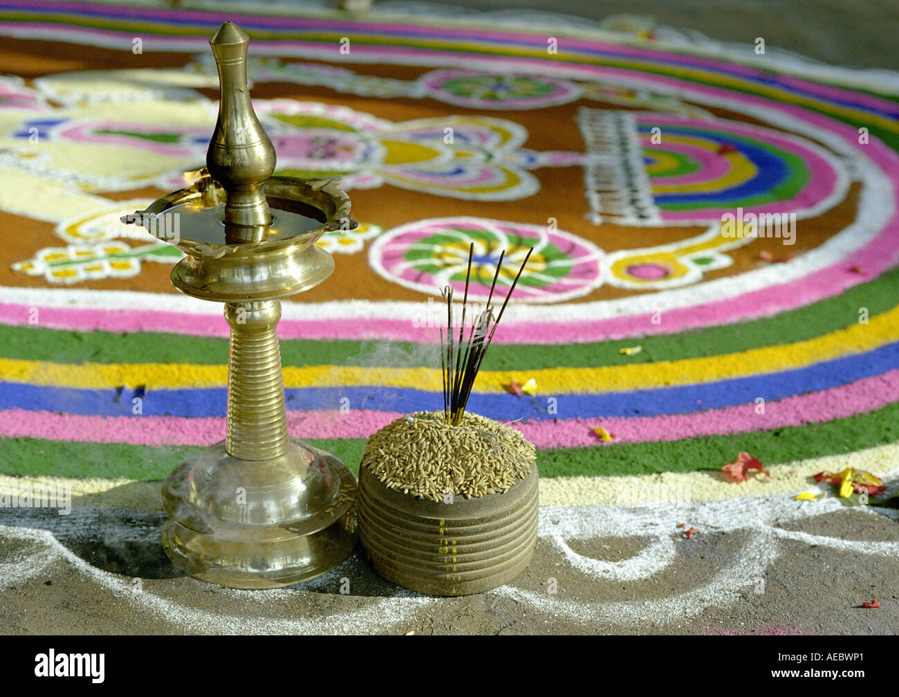 Indian pavimento tradizionale design chiamato Kalam disegnato in occasione di un rituale in Kerala, India Foto Stock