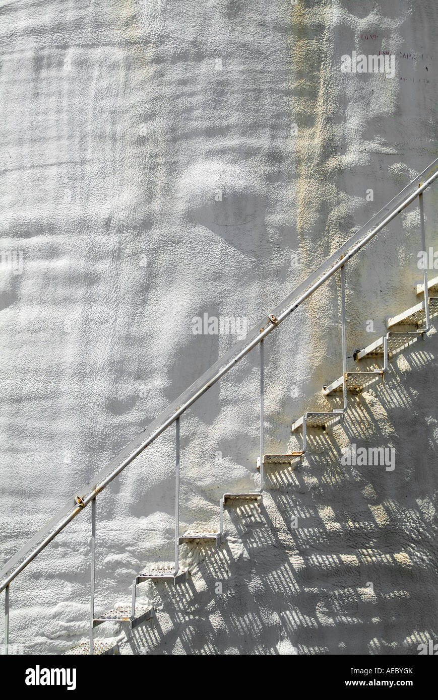 Scale di metallo sul vecchio arrugginito accidentato stucco bianco parete curva, STATI UNITI D'AMERICA Foto Stock