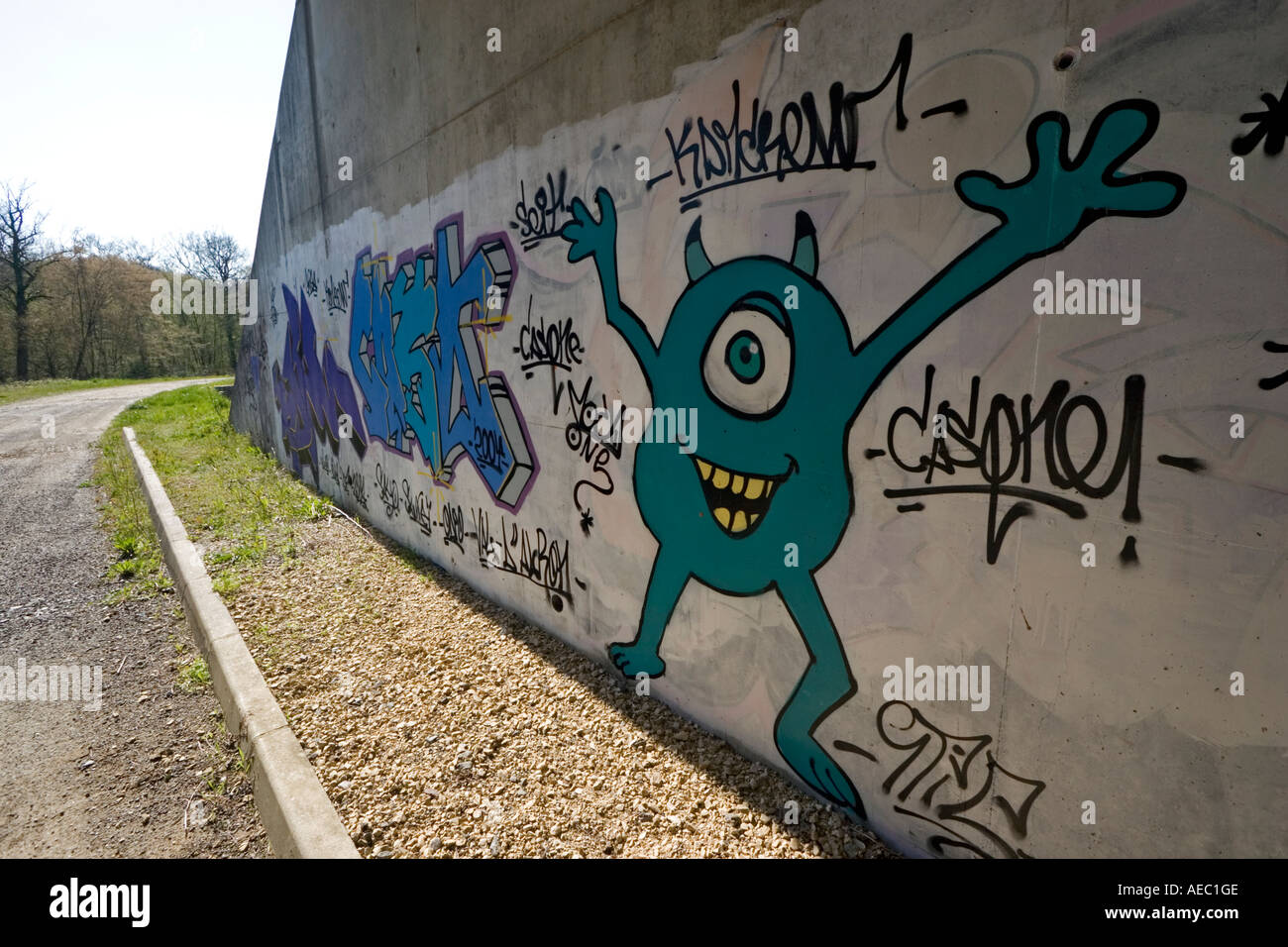 Un pezzo di graffiti sotto un ponte autostradale (Cher - Francia). Graffiti sous un pont autoroutier (Cher 18 - Francia). Foto Stock