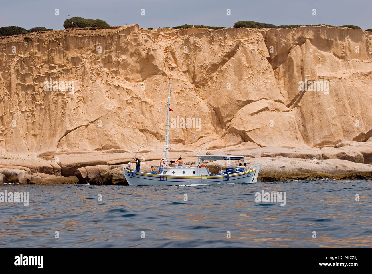 Turco tradizionale barca di legno tirhandil in rocce sirena, Foca Izmir in Turchia. Foto Stock