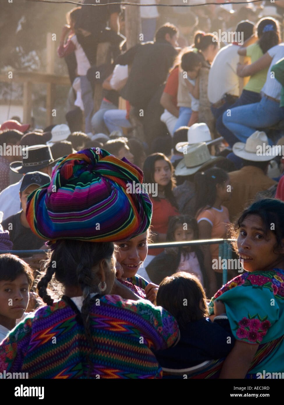 Gli abitanti del villaggio si riuniscono per guardare un rodeo in Paramos negli altopiani del Guatemala nel Departmento stato di Chimaltenango Foto Stock