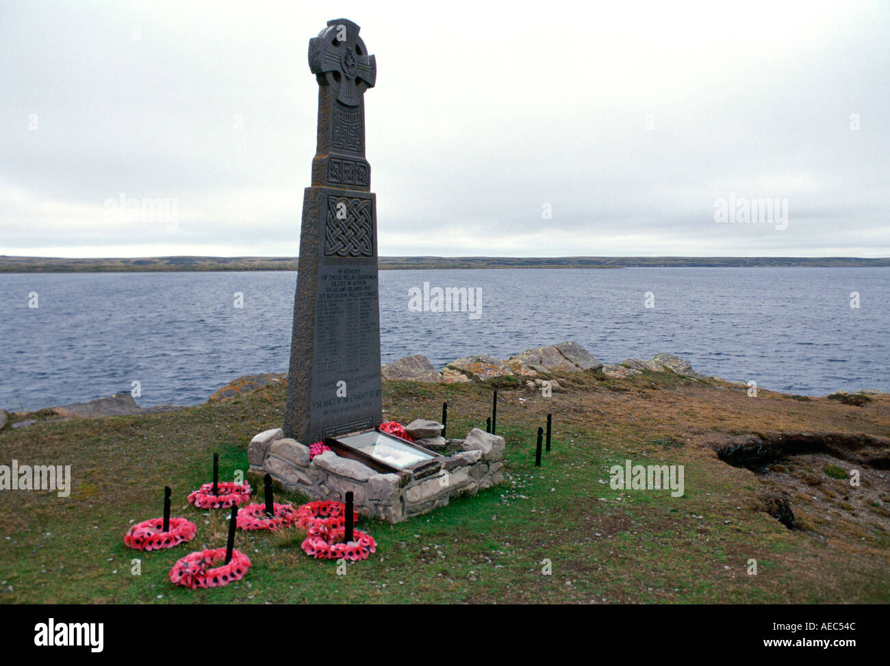 Protezioni Welsh Memorial una croce gallese a Fitzroy Cove Isole Falkland Foto Stock