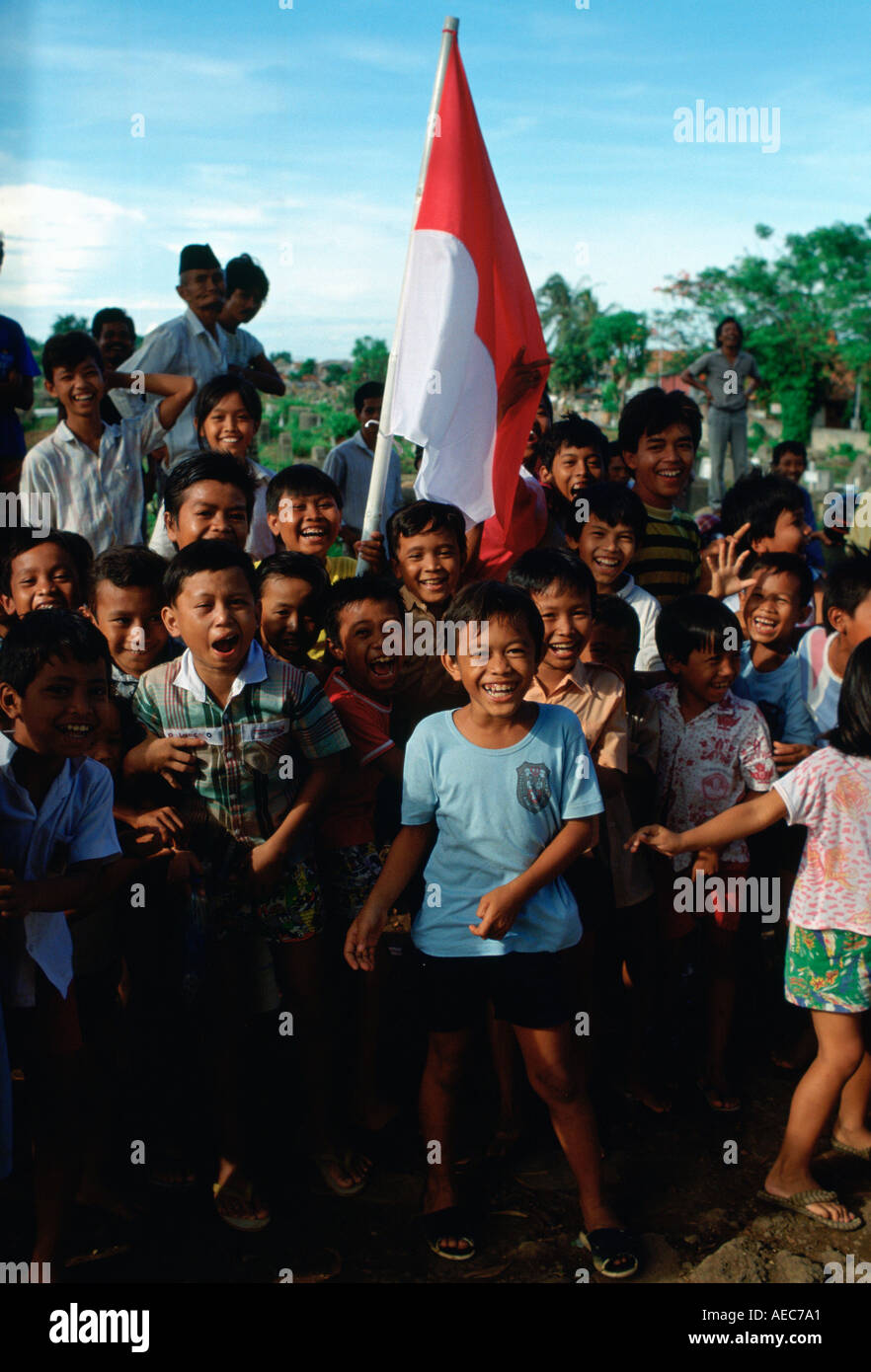 I bambini con bandiera Indonesia Jakarta Foto Stock