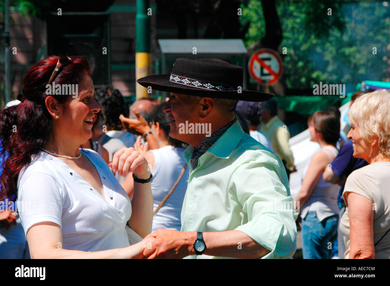 Coppia danzante nelle strade di Buenos Aires durante la celebrazione nazionale Foto Stock