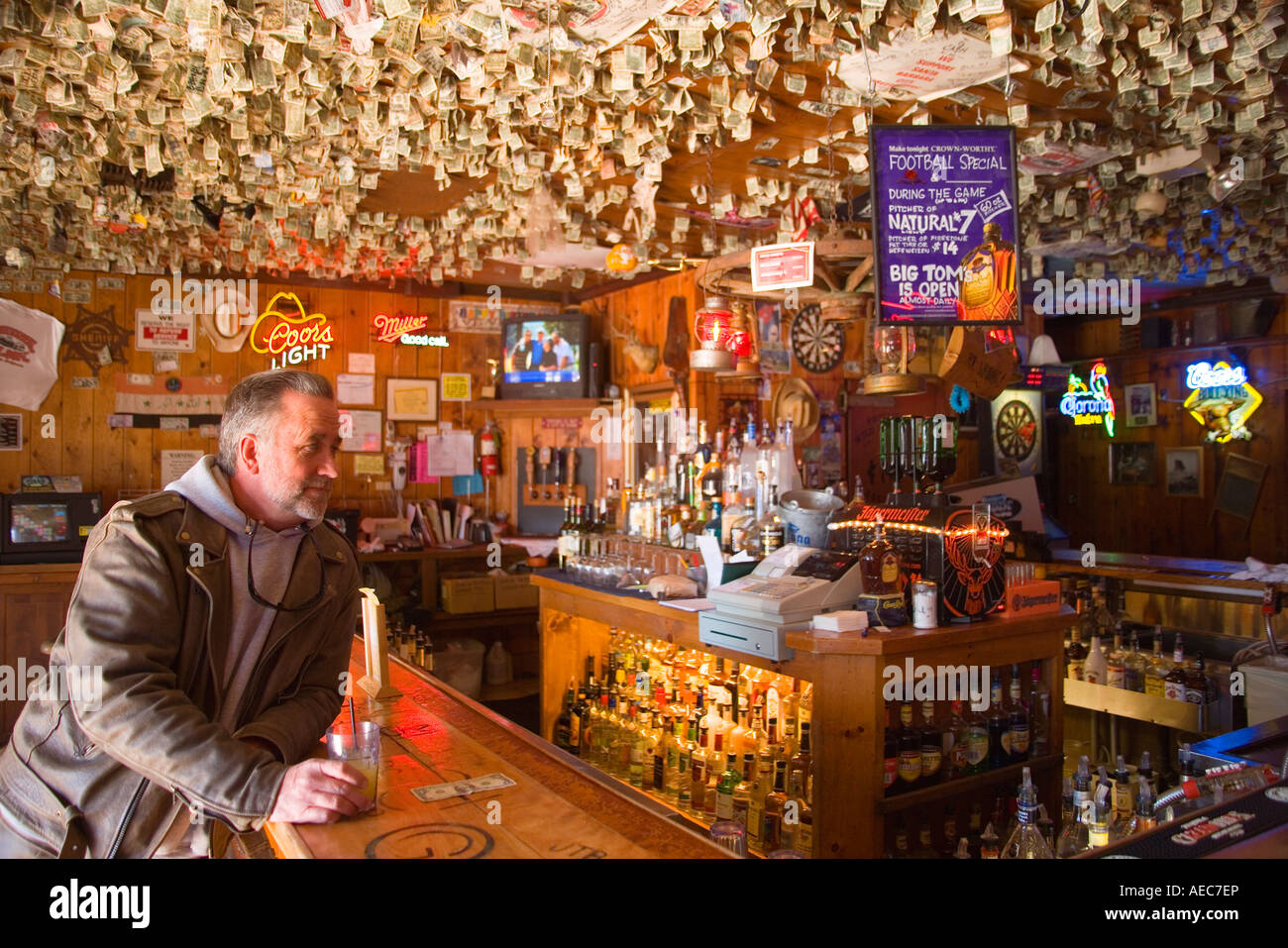 Firmato le fatture del dollaro coprire il soffitto del Salone Maverick Città Vecchia Santa Ynez Santa Ynez Valley in California Foto Stock