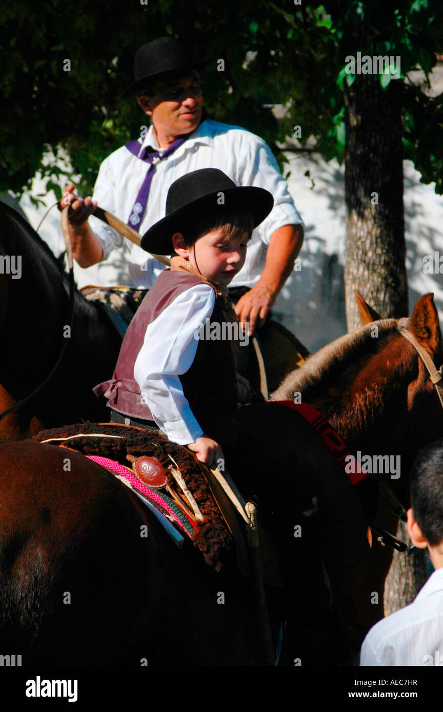 Ragazzo argentino indossando vestiti gaucho durante la celebrazione nazionale Foto Stock