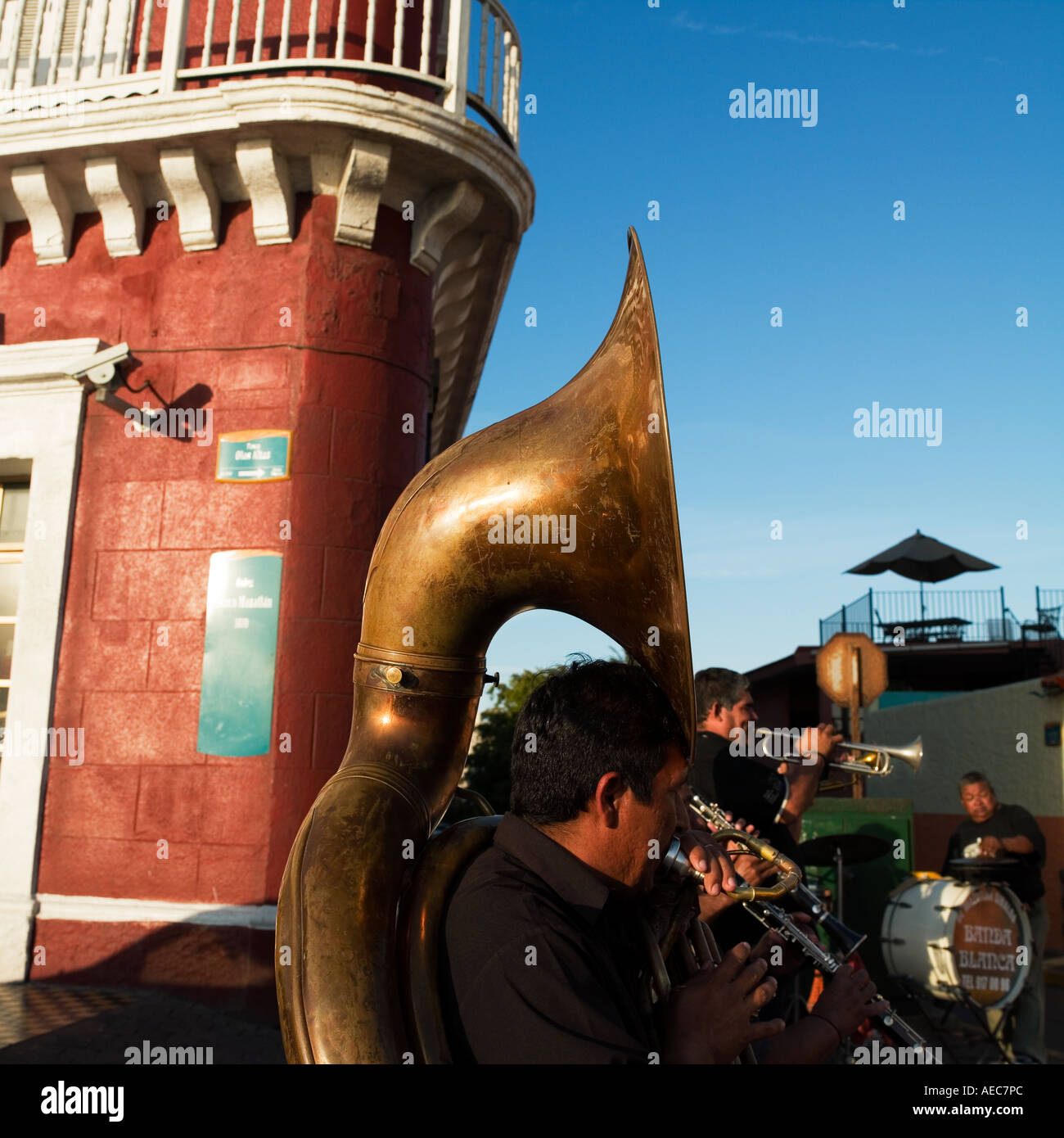 Ottone messicano banda Mariachi giocando in tropical blue skies Foto Stock
