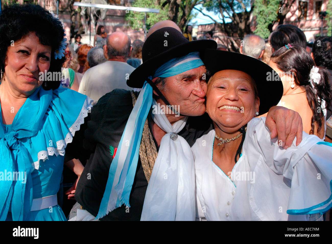 Coppia di anziani baciare in Buenos Aires Argentina durante una celebrazione tradizionale. Foto Stock