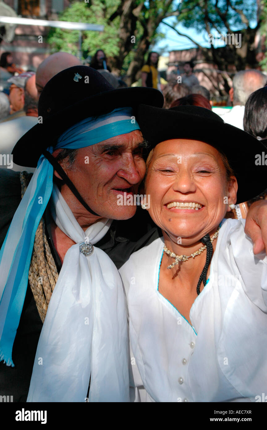 Coppia di anziani baciare in Buenos Aires Argentina durante una celebrazione tradizionale. Foto Stock