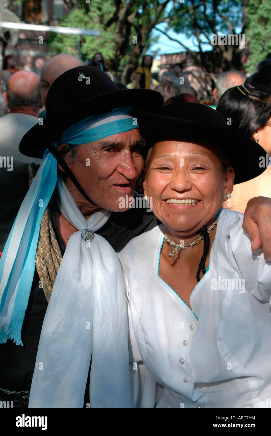 Coppia di anziani baciare in Buenos Aires Argentina durante una celebrazione tradizionale. Foto Stock