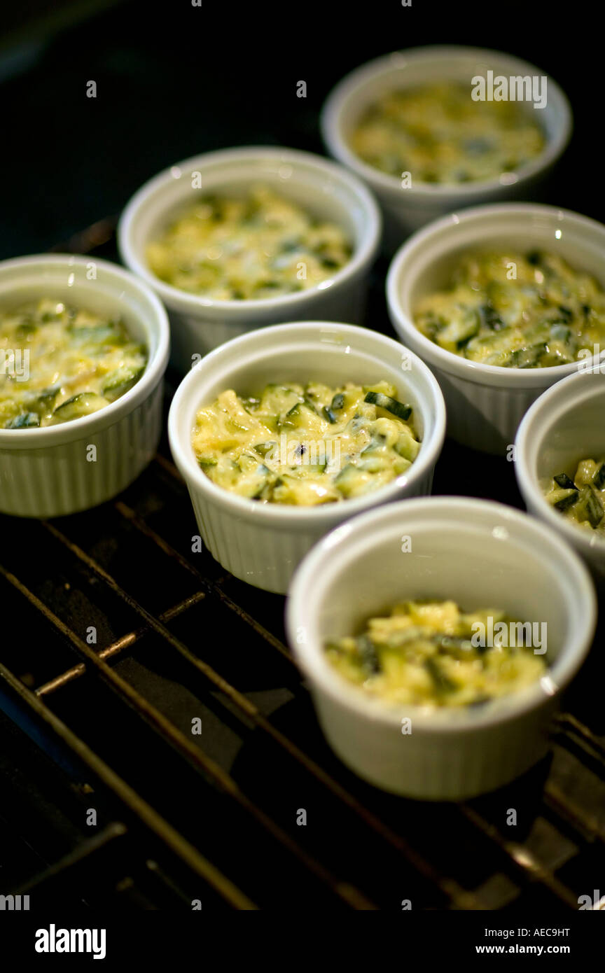 Gratin di melanzane in ceramica bianca ramequins Foto Stock