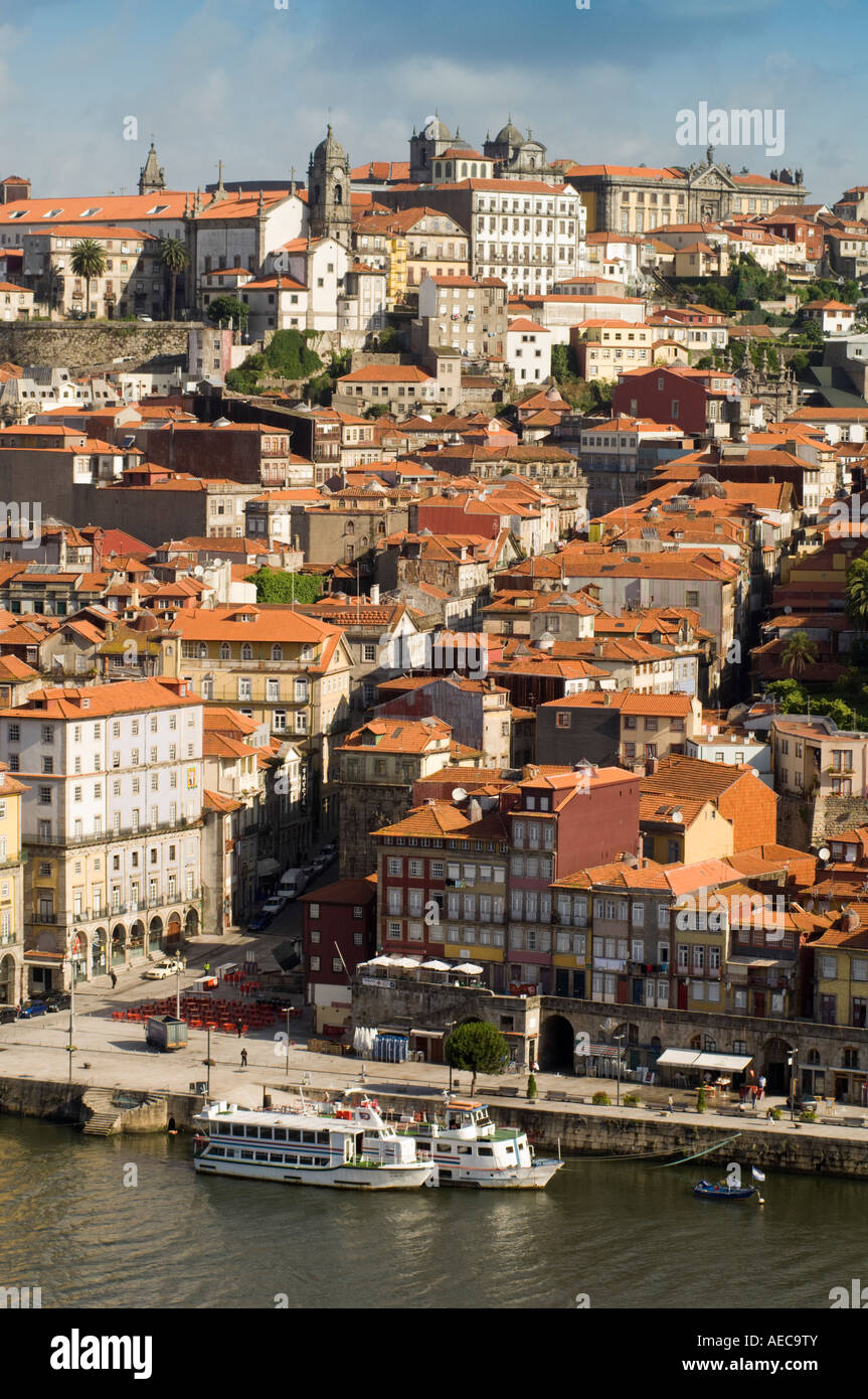 Oporto. Porto. Il Portogallo. La parte vecchia della città accanto al fiume Douro. Foto Stock