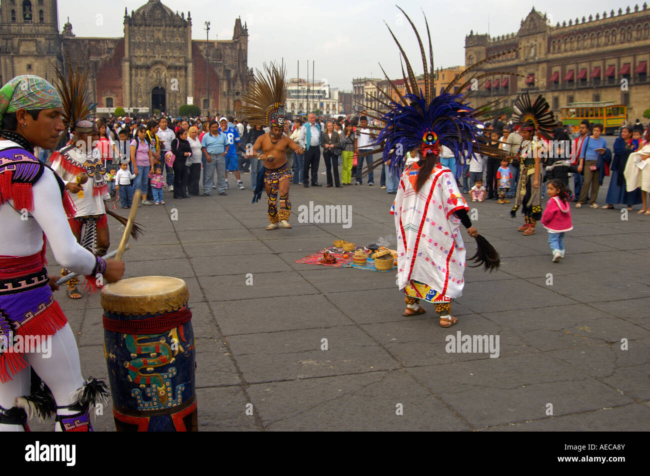 Aztec Conchero ballerini eseguono nel Zocalo di Città del Messico Foto Stock