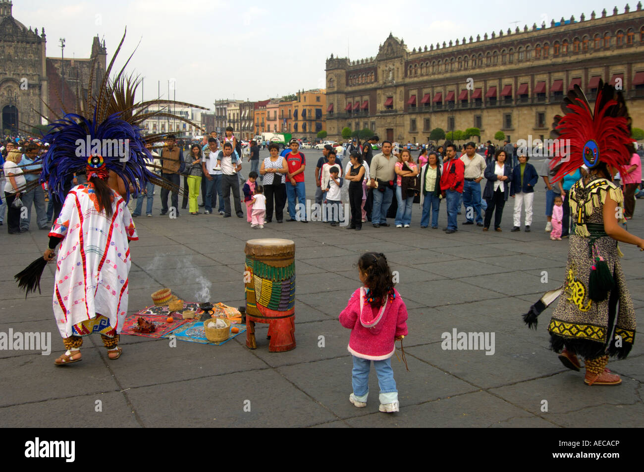 Aztec Conchero ballerini eseguono nel Zocalo di Città del Messico Foto Stock